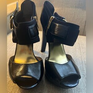 beautiful Michael Kors brand shoes in size 7 black with gold color
